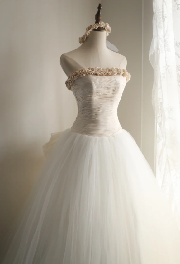 Elegant and simple tulle tube top with handmade flowers A-line puffy wedding dress P2850