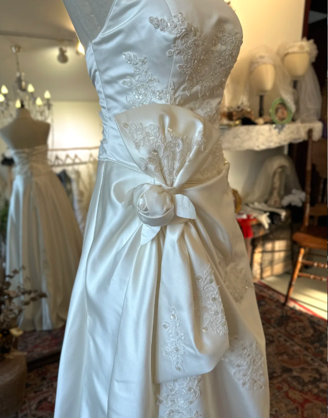 Simple and elegant tube top white satin embroidery waist knotted floor-length wedding dress P2909