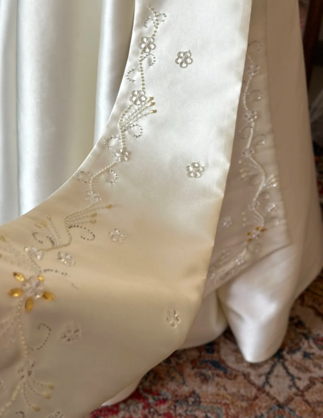 White Satin A-Line Floor-Length Buttoned Wedding Dress with Large Button Buttons P2922