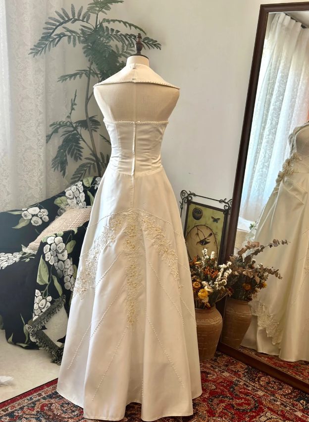 Vintage V-neck White Backless 3D Flower Beaded Embroidery Satin Floor-length Wedding Dress P2943
