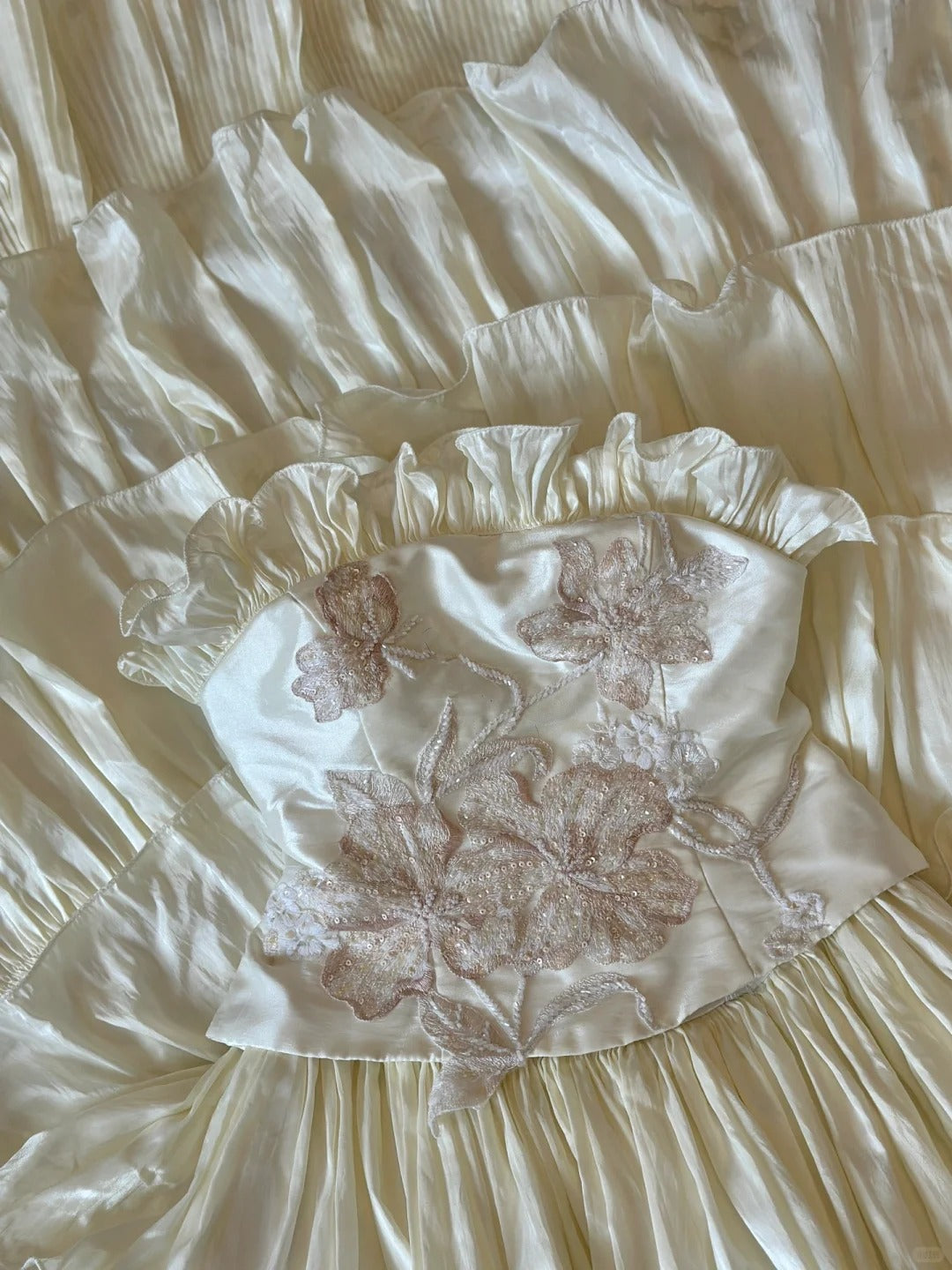 Light beige tube top cake layered trailing wedding dress P2957