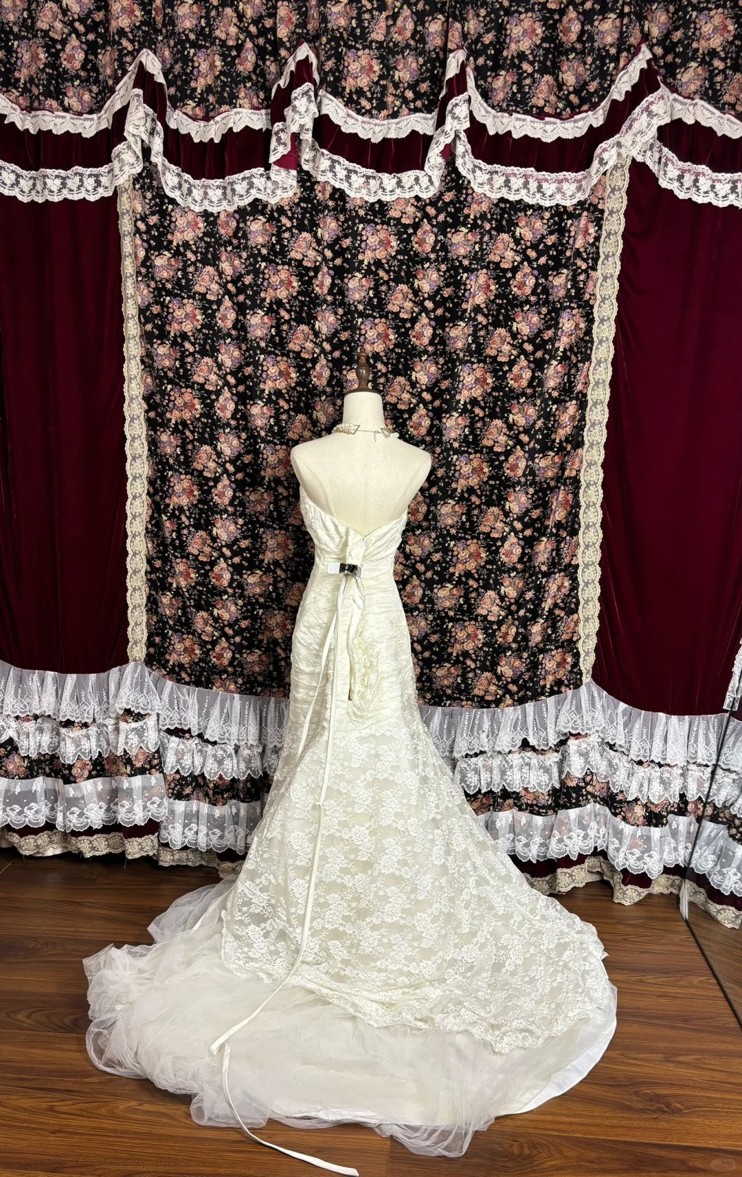 Elegant Sweetheart Neck Lace Embroidered Skirt Bias Cut Wedding Dress P2994