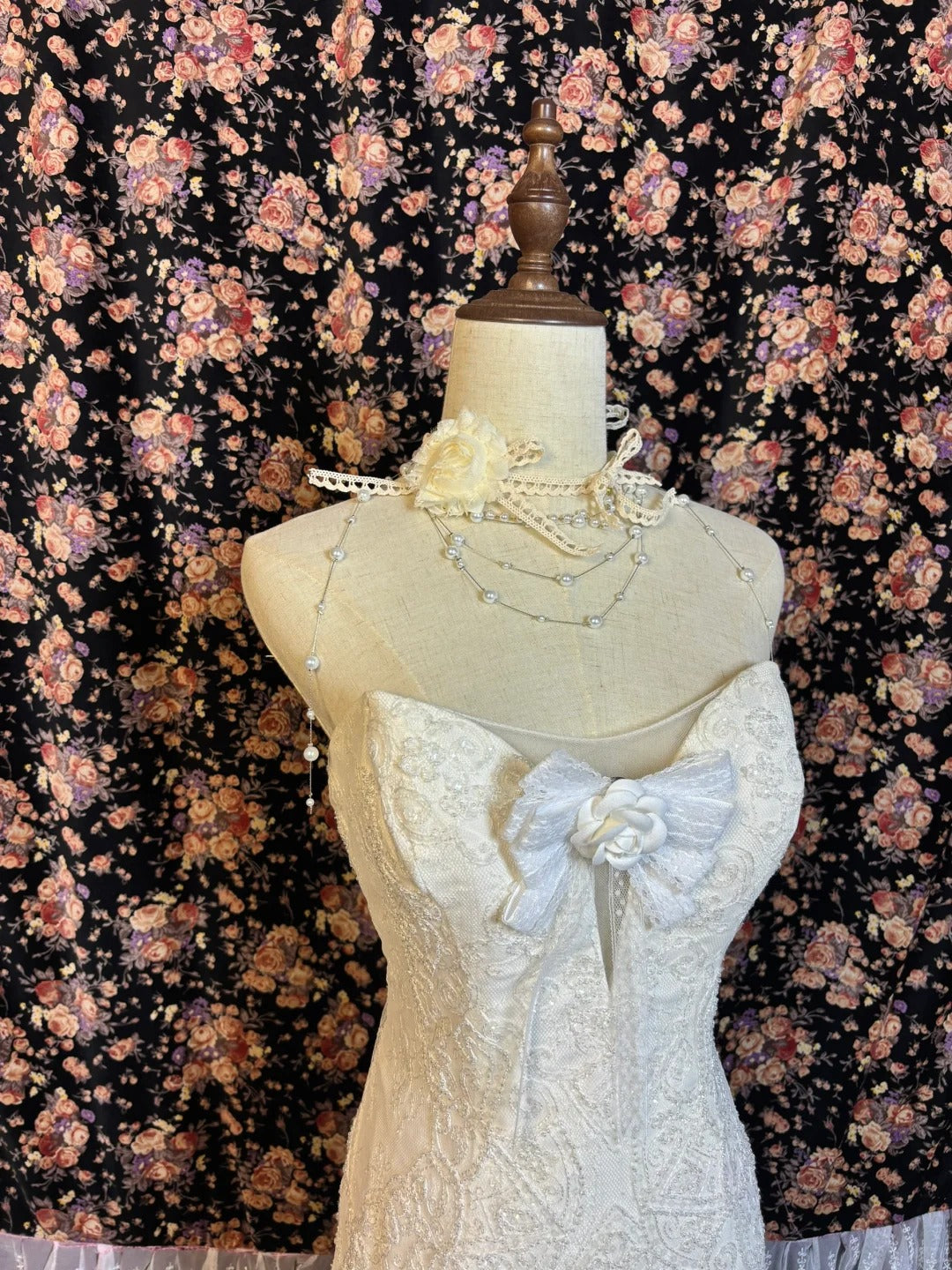 Sweetheart White Lace and Tulle Wedding Dress with Large Skirt P2997