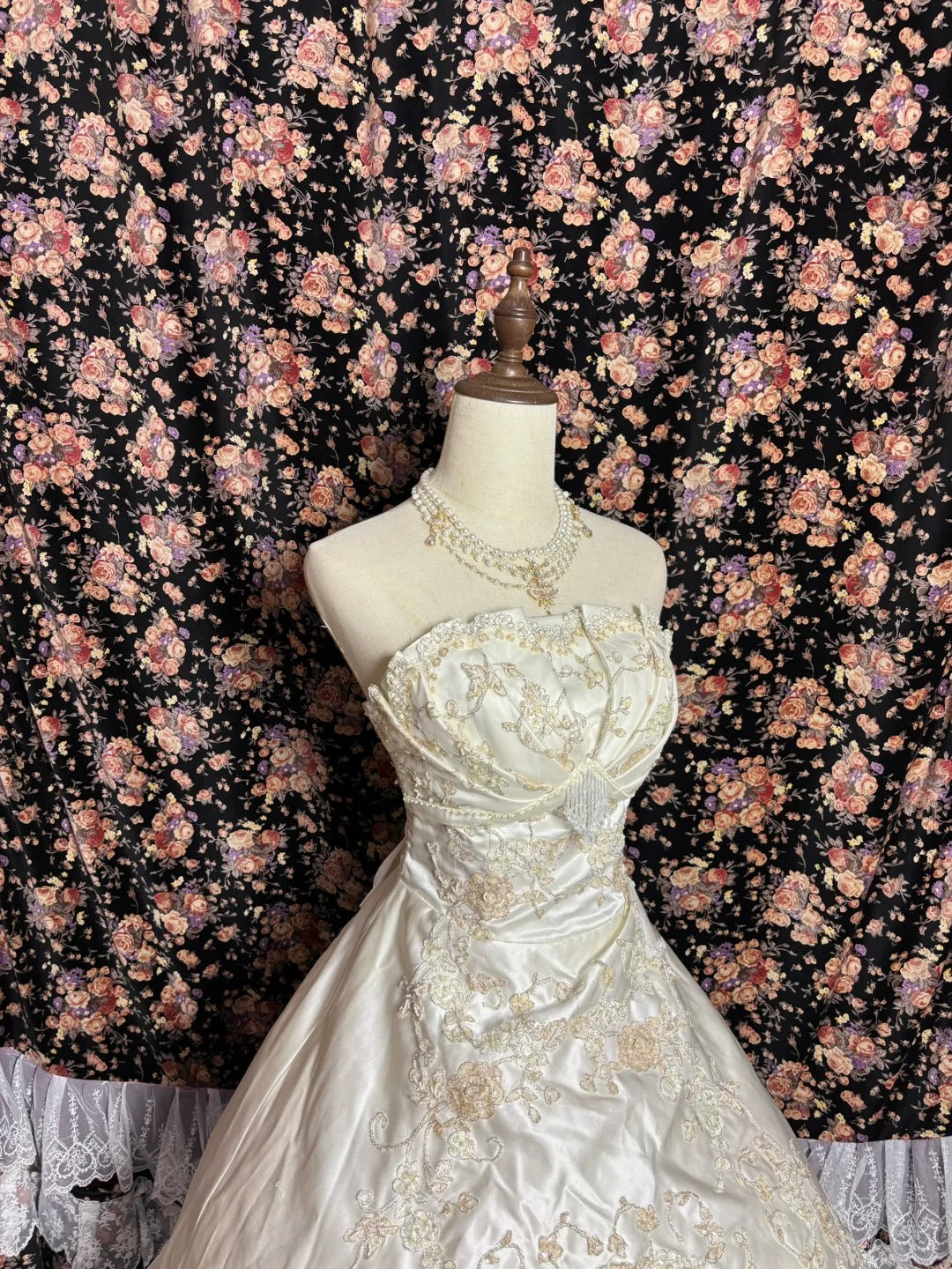 Retro Elegant Strapless Satin Embroidery Wedding Dress with Train P3004