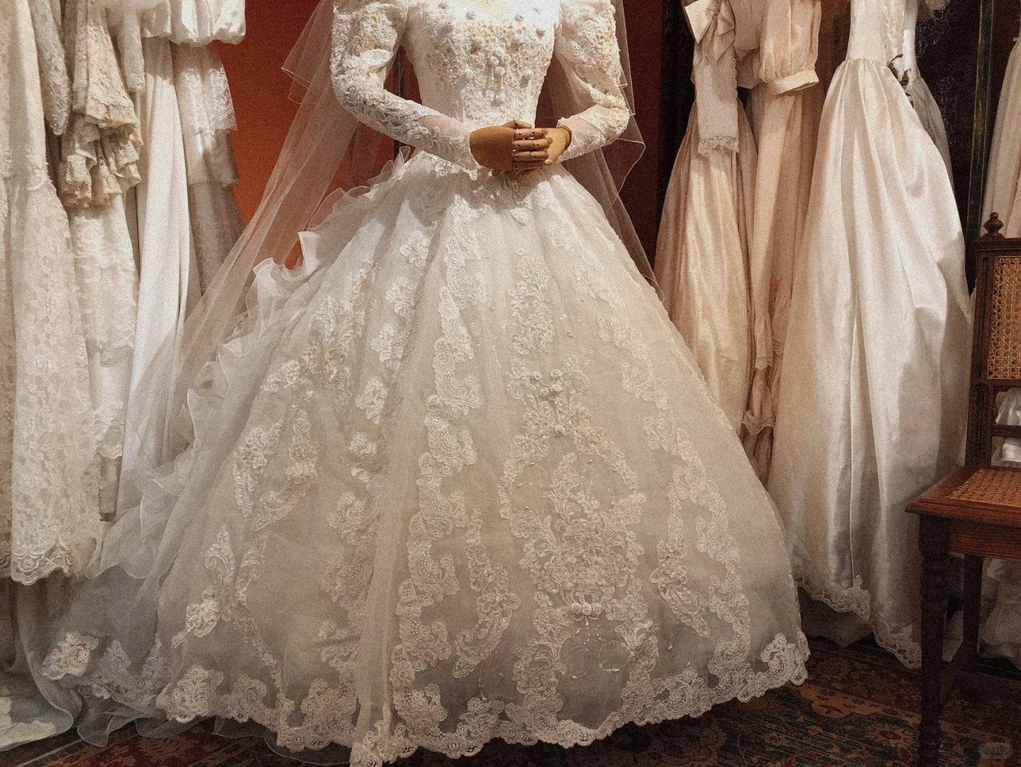 Vintage leg of mutton sleeve rose flower hand-embroidered lace heavy beaded floor-length wedding dress P3078