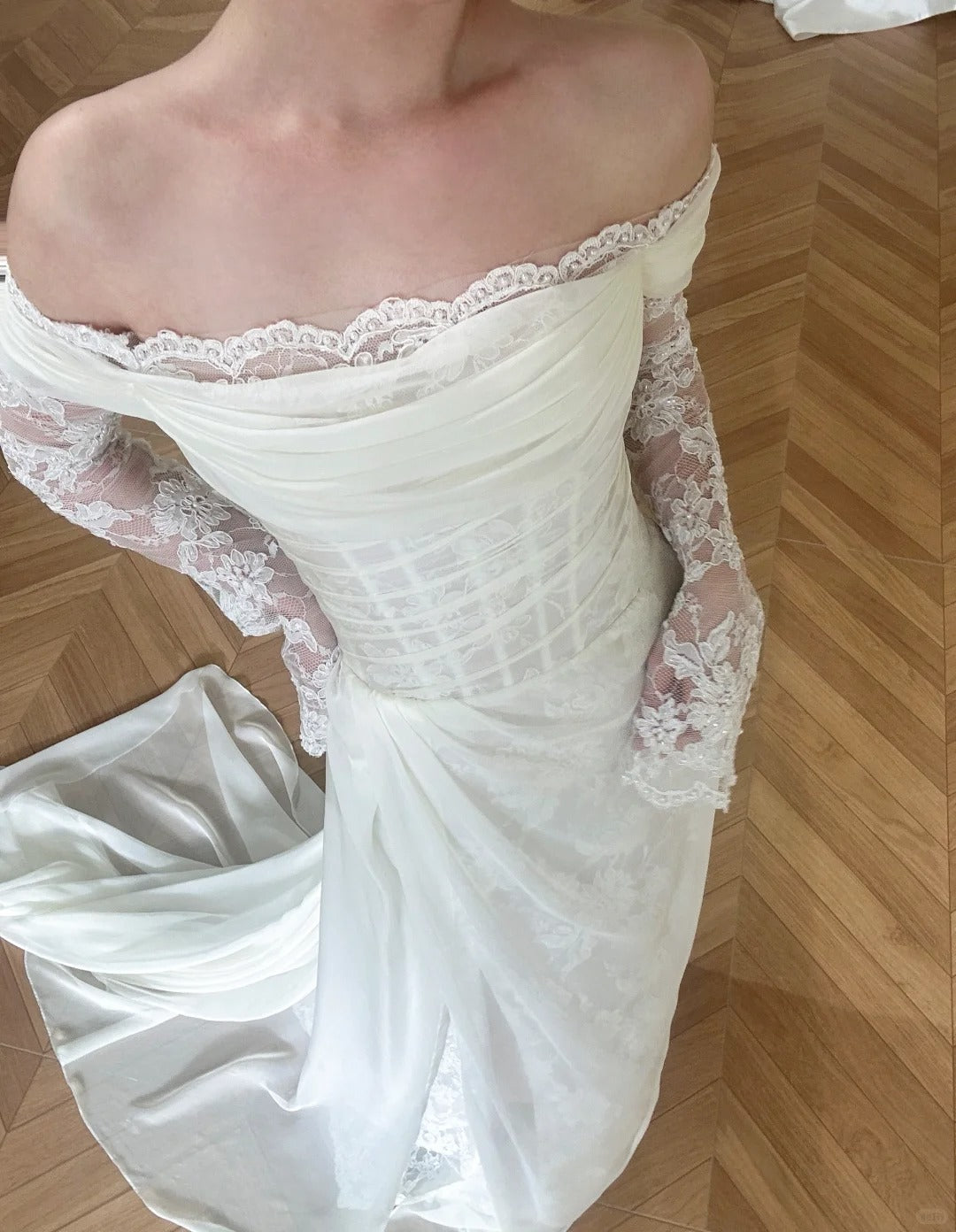 Simple one-shoulder long-sleeved inner lace outer chiffon trailing wedding dress P3099