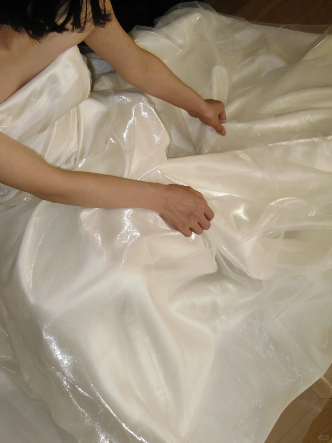 Shiny satin strapless wedding dress with elegant train P3102
