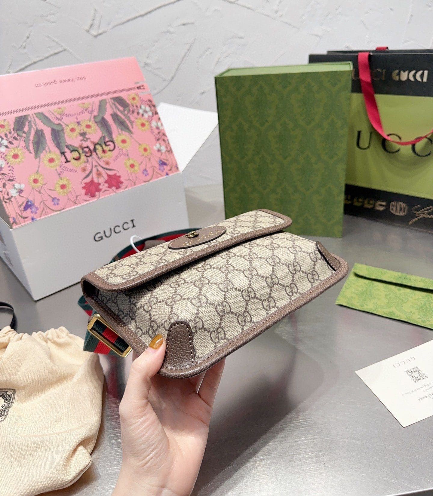 GUCCI NEO VINTAGE GG SUPREME BELT BAG