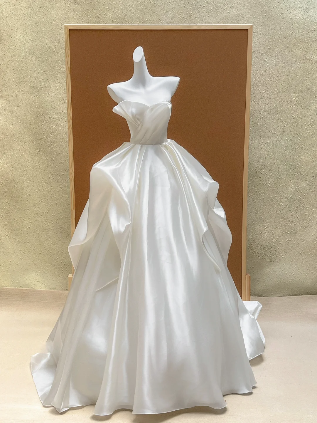 Pretty Wedding Dress Ball Gown Strapless Satin Long Sleeveless White Wedding Dresses Bridal Gowns WD027