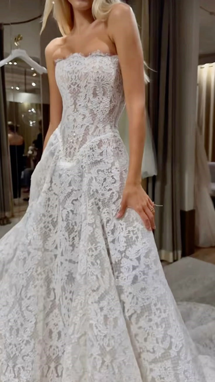 Simple Bridal Gown Ball Gown Strapless White Lace Floor Length Wedding Dresses Minimalist Bridal Gowns WD047