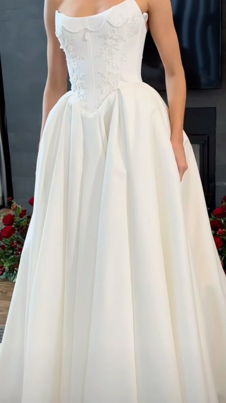 Pretty Wedding Dress Ball Gown Strapless Satin White Long Wedding Dresses Bridal Gowns WD055