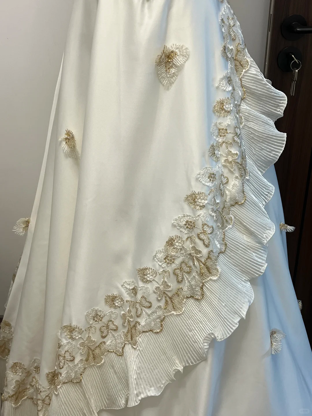 Vintage A Line Strapless Golden Appliques White Satin Long Prom Dress Party Dress SH3032