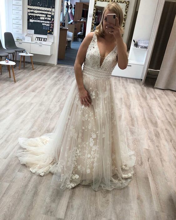 Light Champagne Sleeveless Plunging V-Neck Lace Prom Dresses cg12817