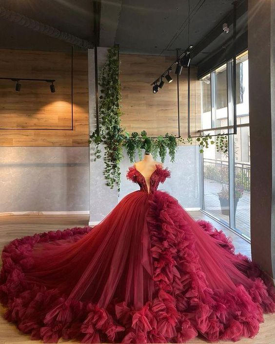 Burgundy Ruffles Wedding Dresses Tulle Skirt Ball Gown Sexy Plunge V-Neck Bridal Wedding Prom Gowns cg22149