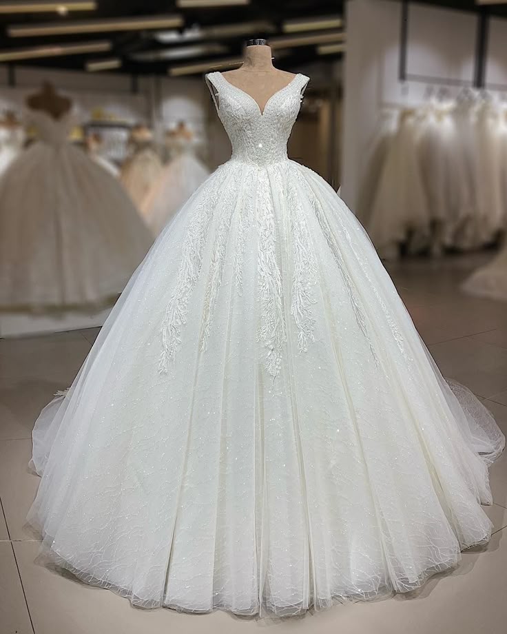 Classic Wedding Dress Ball Gown V Neck White Tulle Lace Long Wedding Dresses Dreamy Bridal Gowns DH1233