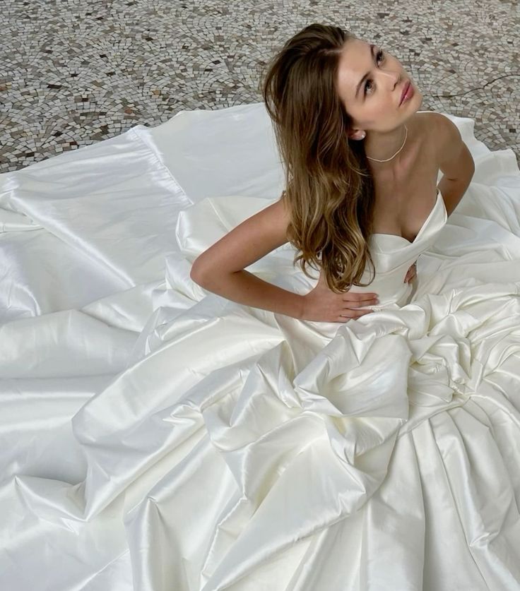 Beautiful Ball Gown Sweetheart Sleeveless White Satin Wedding Dress Modest Wedding Dresses Princess Wedding Gowns DH1477