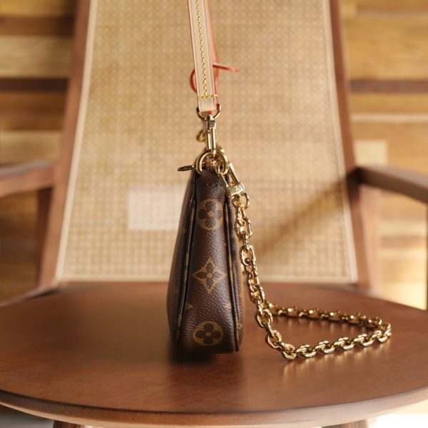 L V Pochette Accessoires M82766