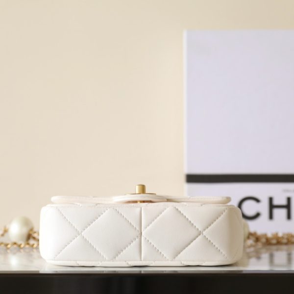 C hanel 24s cf Classic handbag(White)