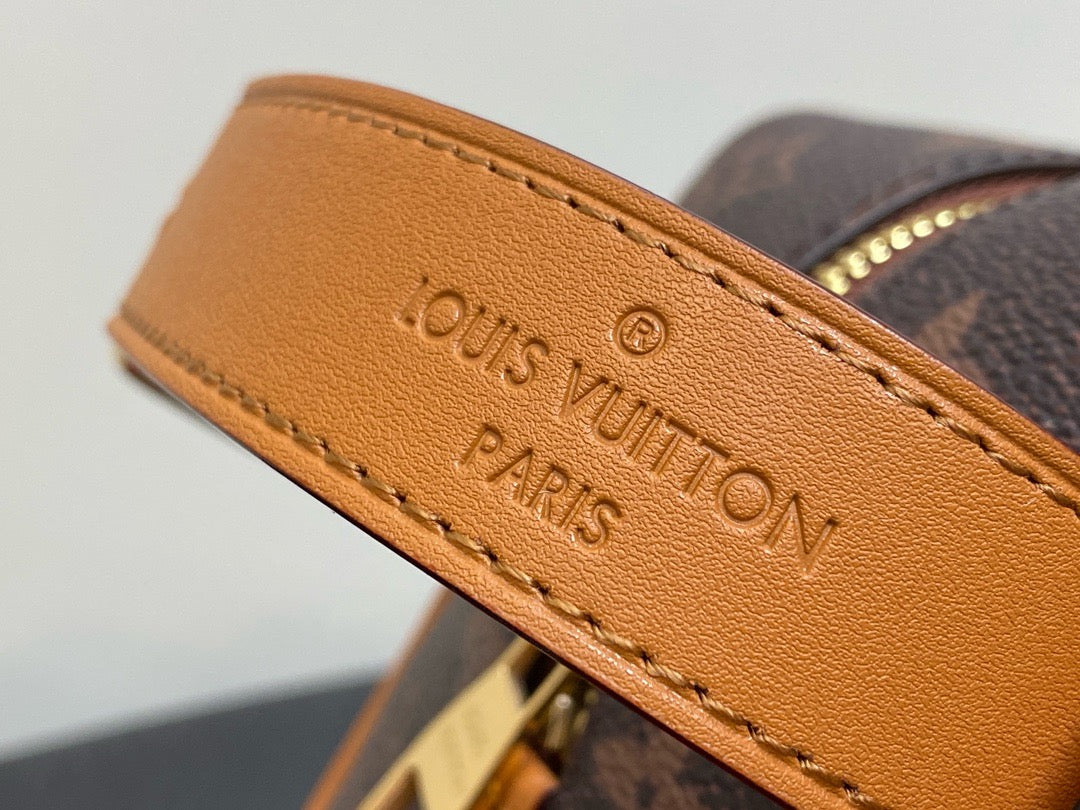 Louis Vuitton M11765 Locker Dopp Kit