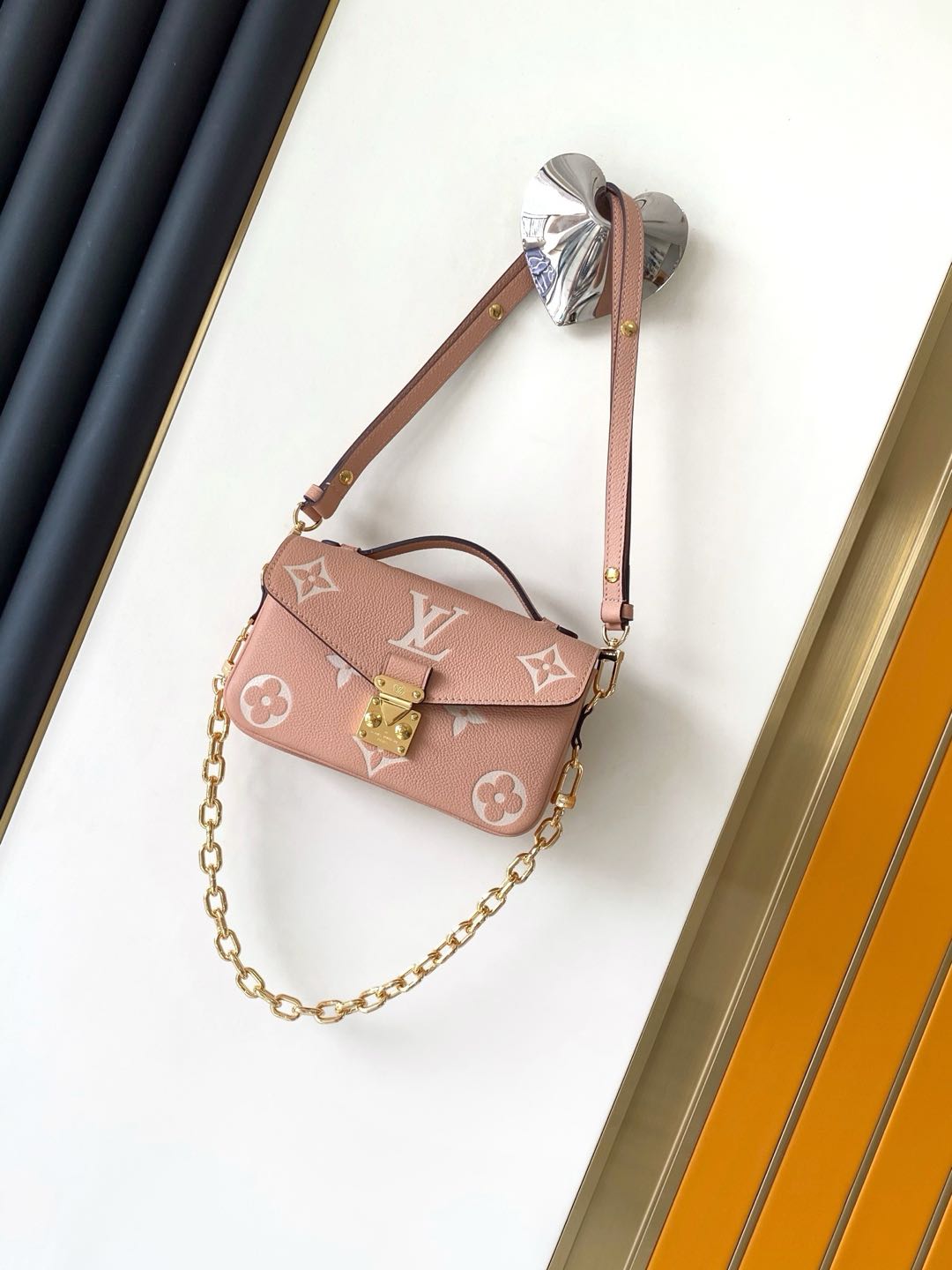 Louis Vuitton M12735 Pochette Métis East West