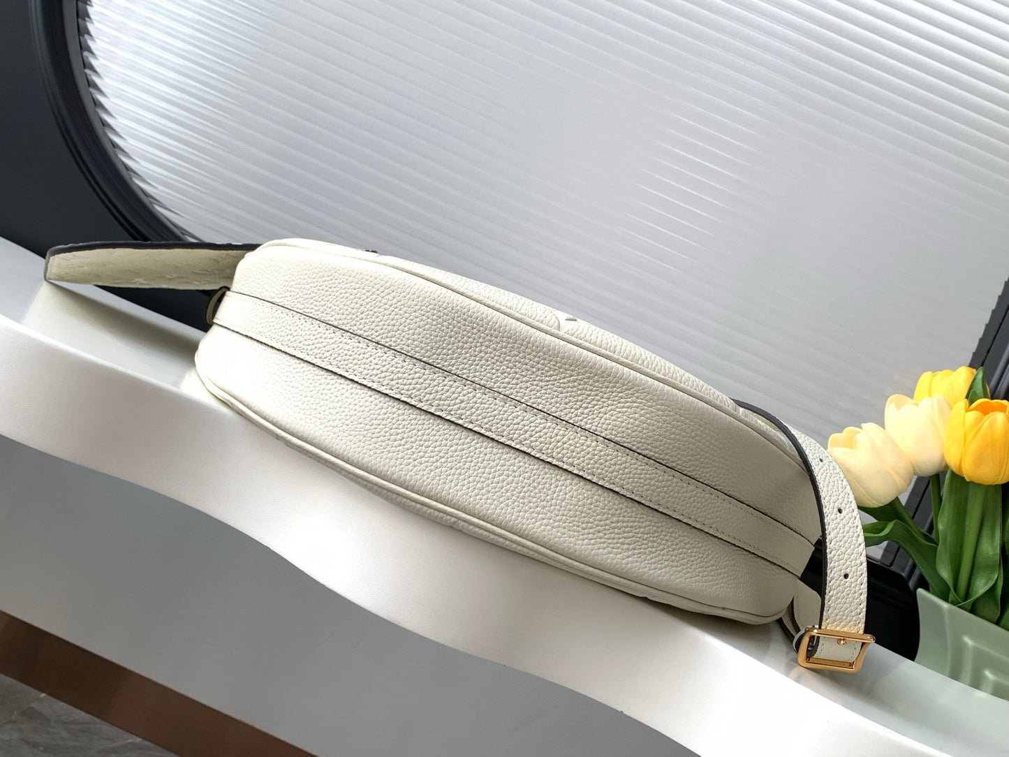 Louis Vuitton M46739 Loop Hobo