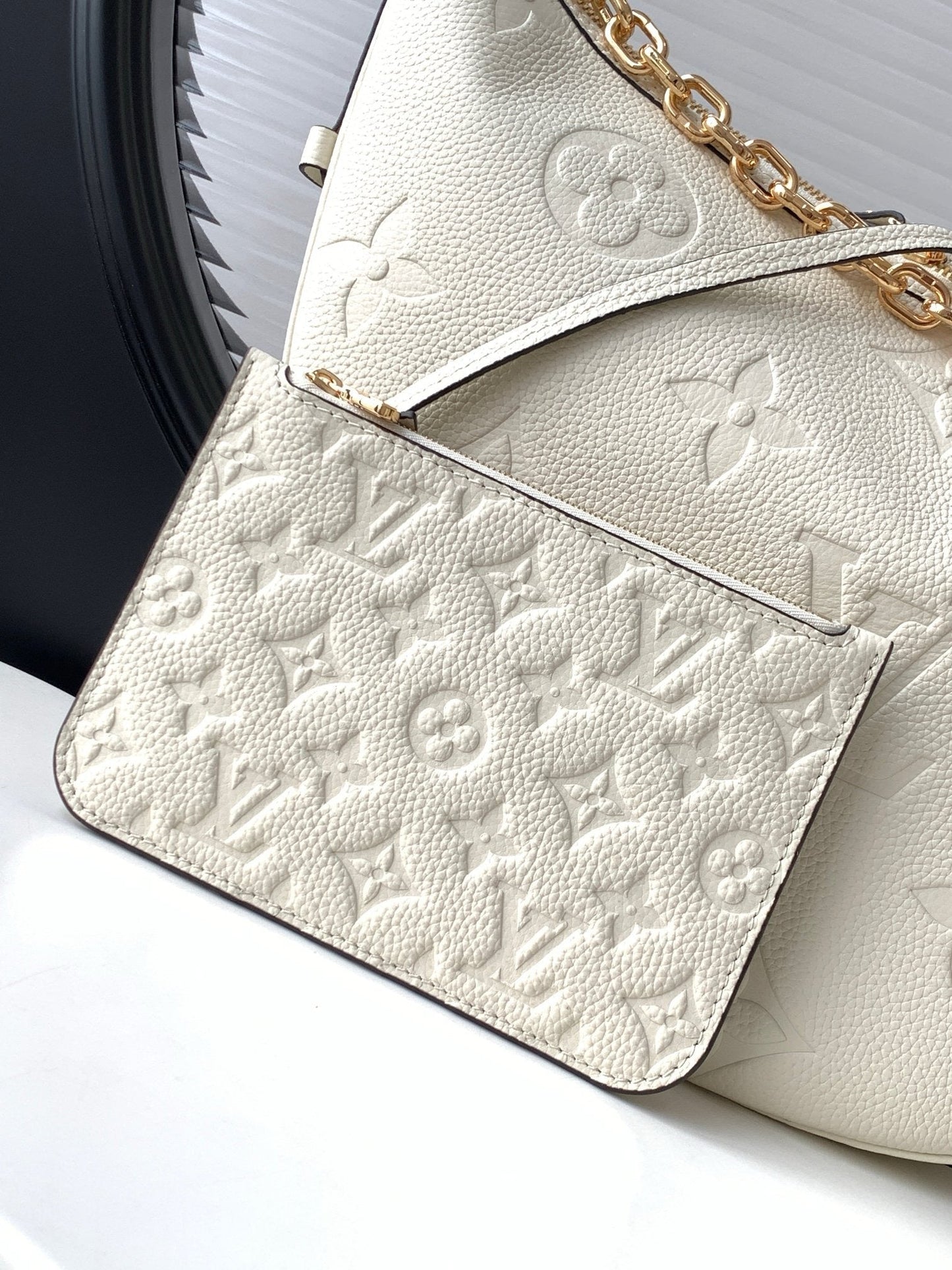 Louis Vuitton M46739 Loop Hobo