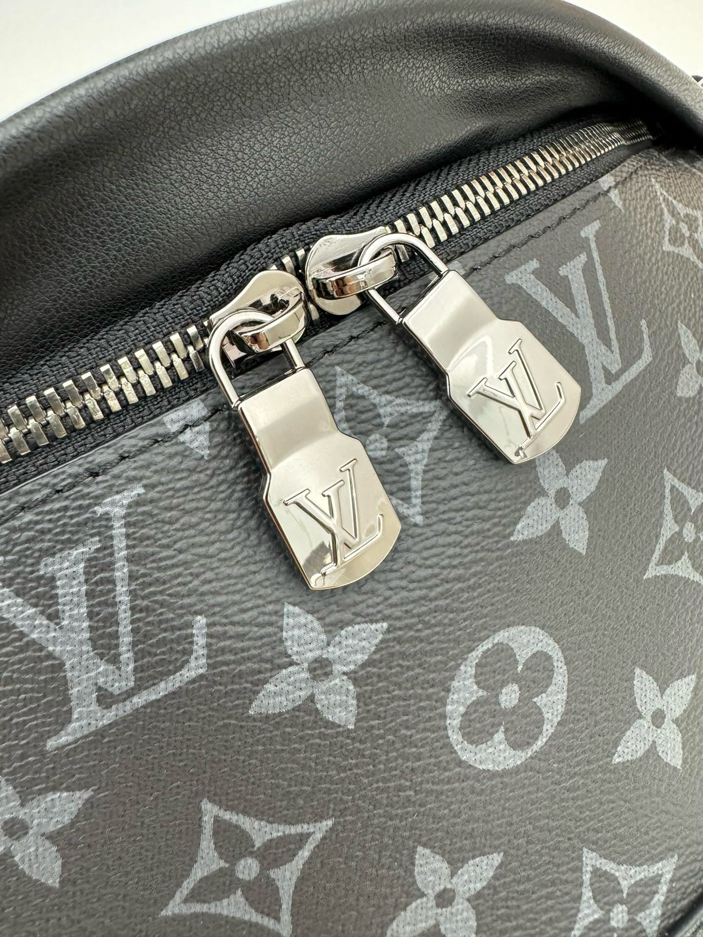 Louis Vuitton M46035 Discovery Bumbag PM