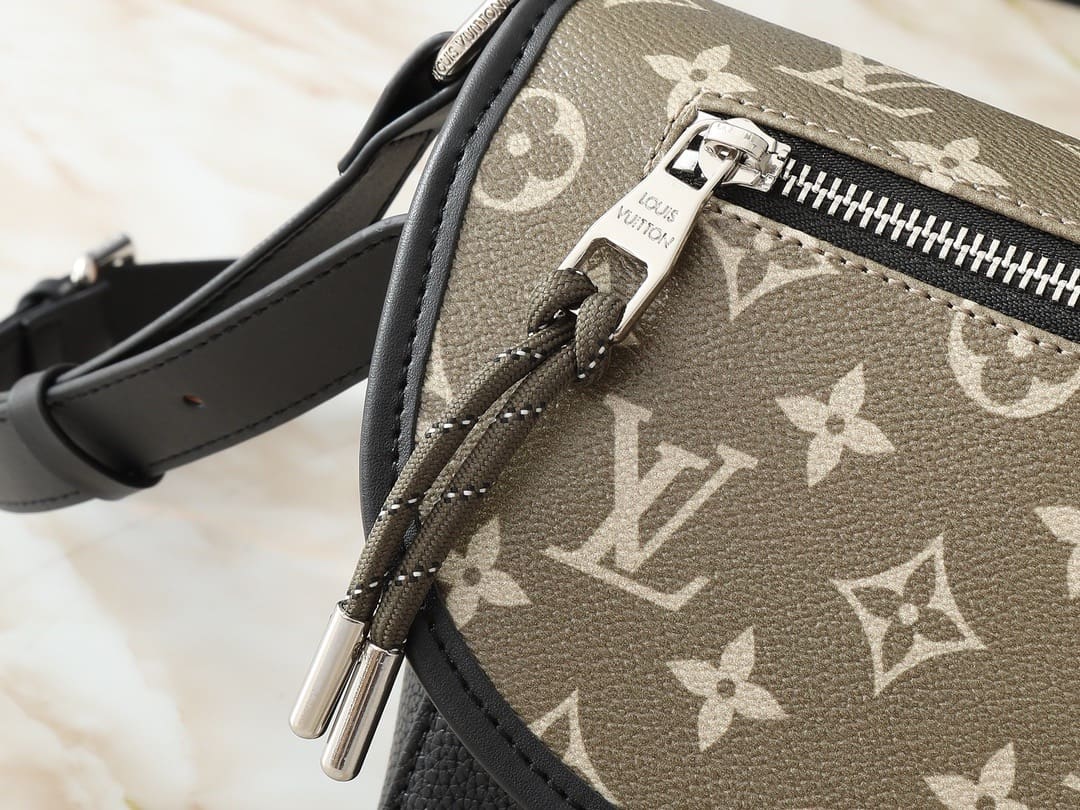 Louis Vuitton M12625 Pulse Messenger