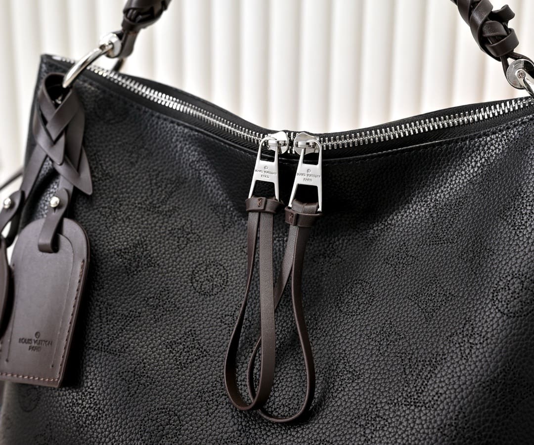 Louis Vuitton M56073 Beaubourg Hobo MM