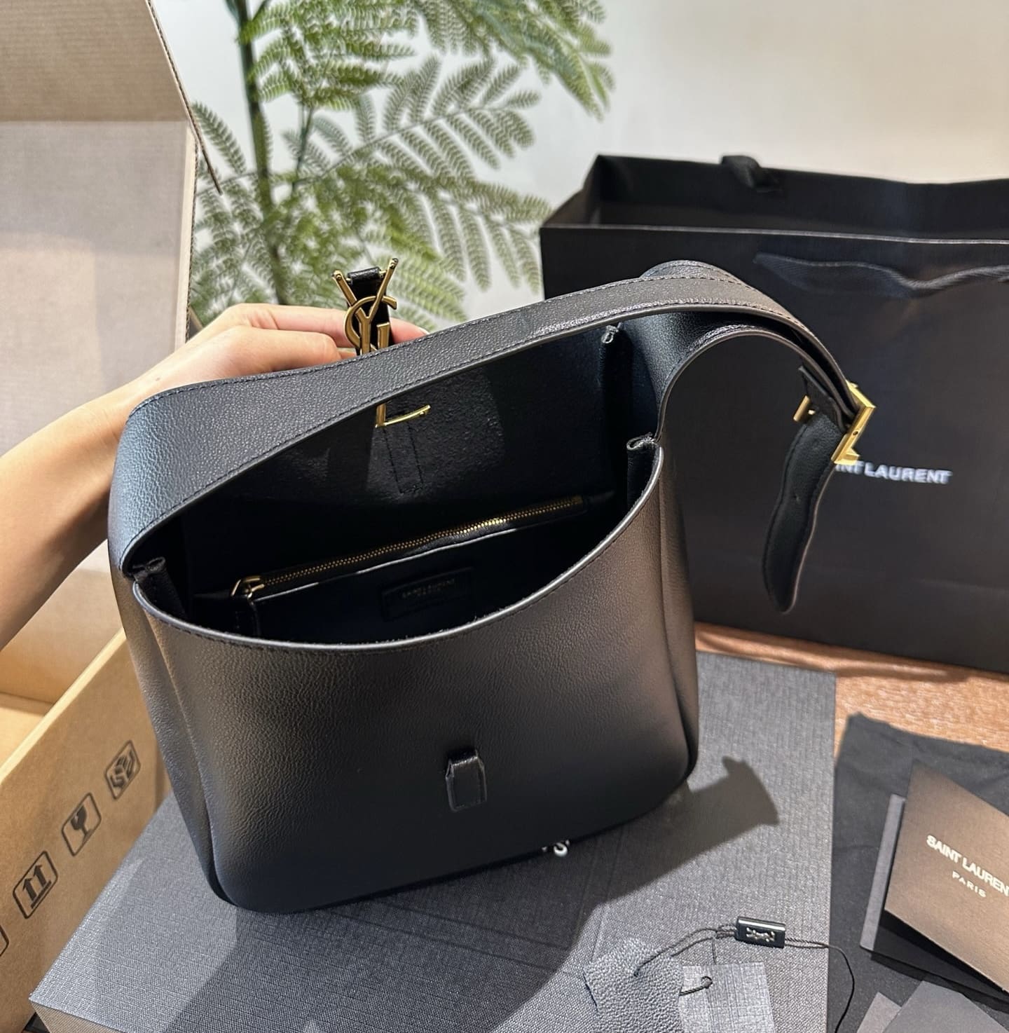 SAINT LAURENT LE 5 À 7 SUPPLE SMALL IN GRAINED LEATHER