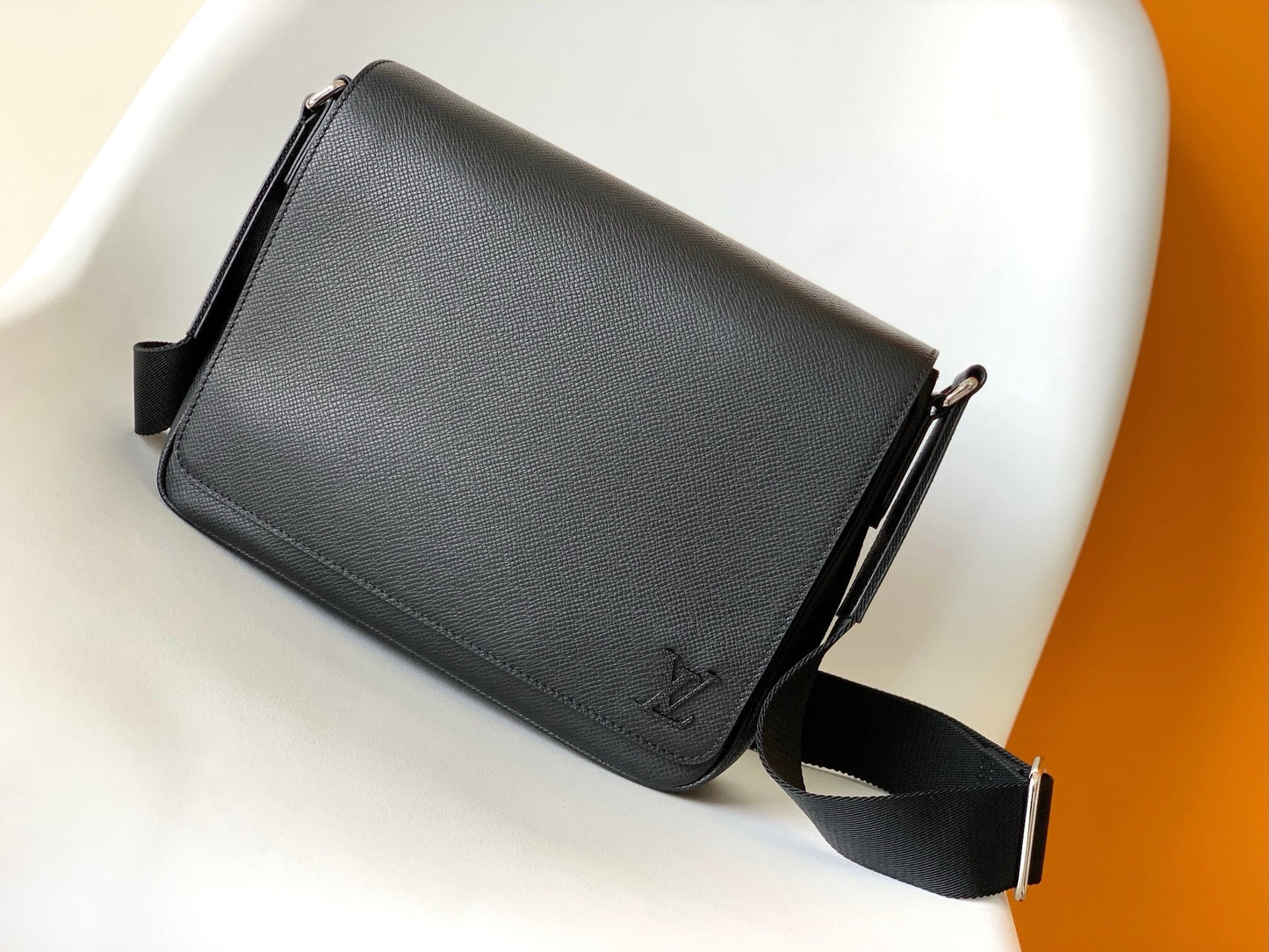 Louis Vuitton M30850 District PM