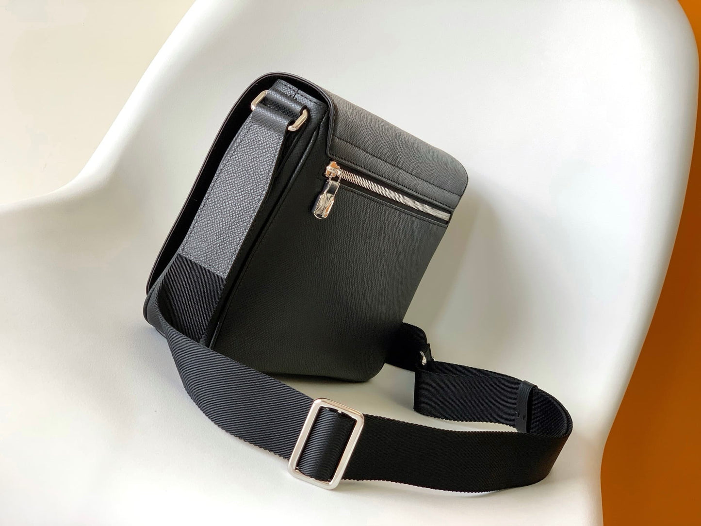 Louis Vuitton M30850 District PM