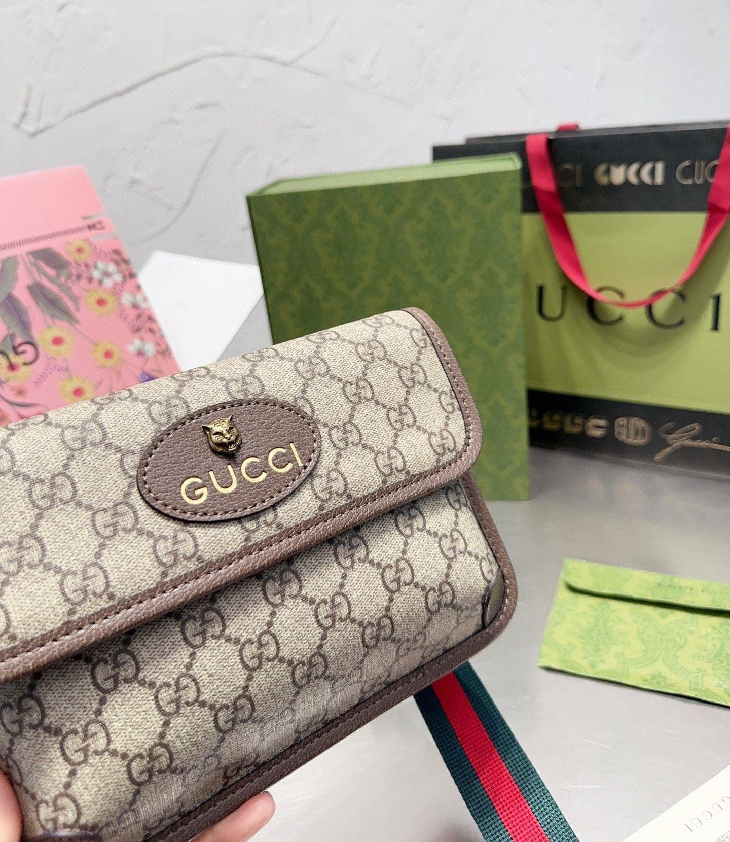 GUCCI NEO VINTAGE GG SUPREME BELT BAG