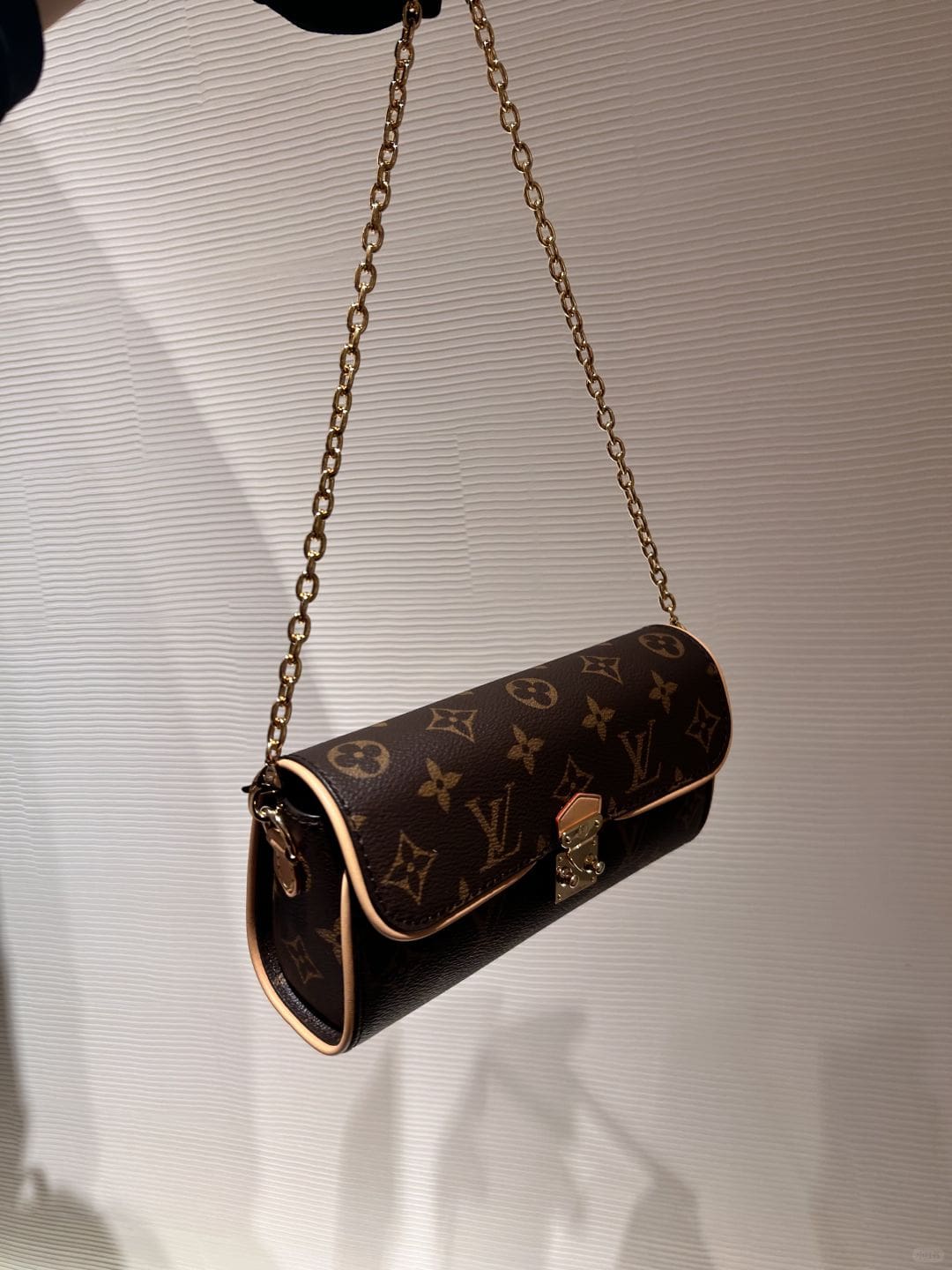 Louis Vuitton M13566 Pochette Camille