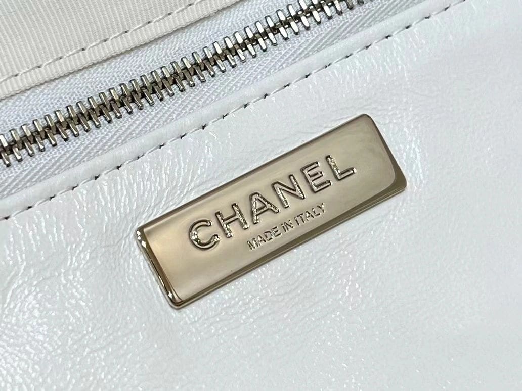 Chanel Shiny Lambskin Quilted Small 31 Shopping Bag