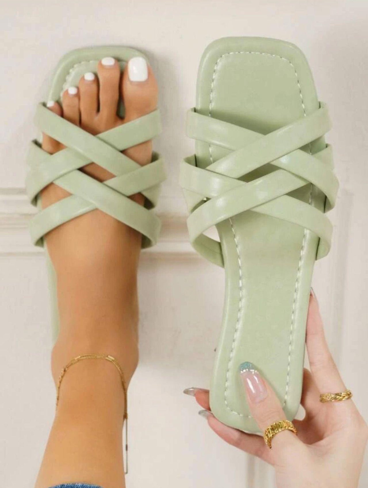 Cutout woven beach shoes