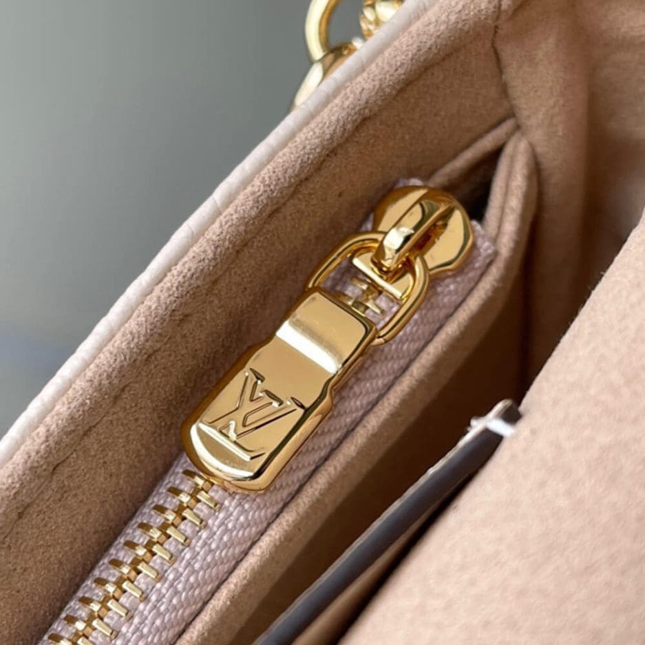 Louis Vuitton Wallet on Chain Ivy M82210