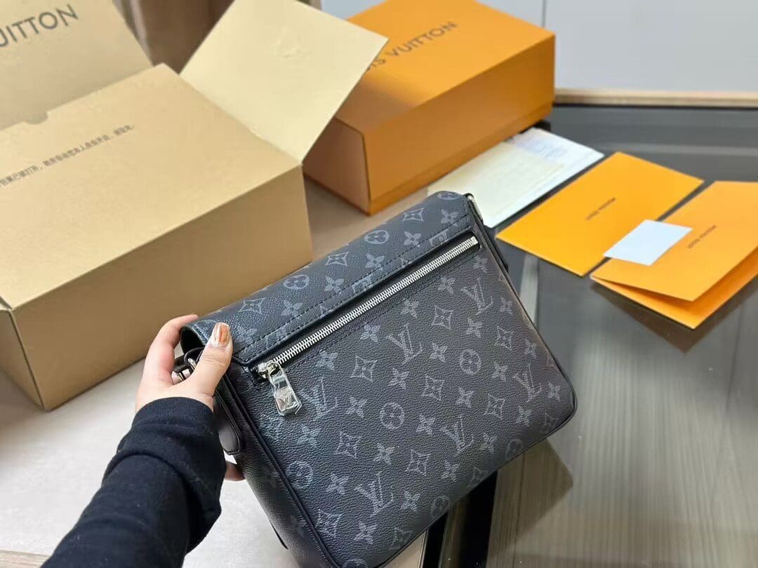 Louis Vuitton DISTRICT Small Messenger Bag M46255