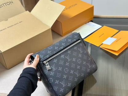 Louis Vuitton DISTRICT Small Messenger Bag M46255