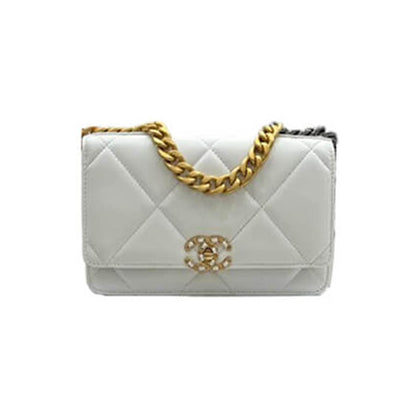 CHANEL 19 Wallet on Chain