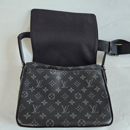 Louis Vuitton District PM Messenger Mens Bag
