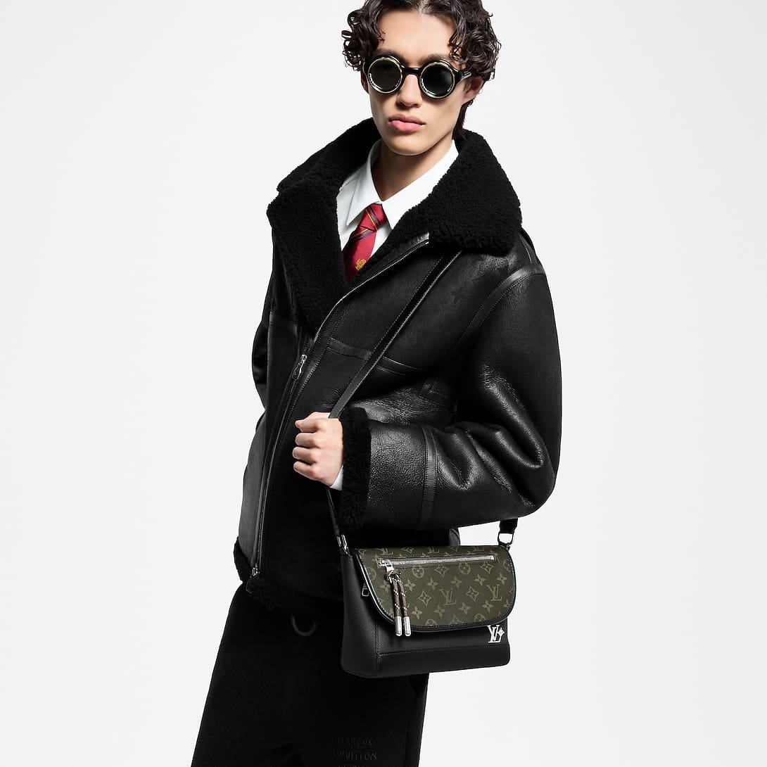 Louis Vuitton M12625 Pulse Messenger