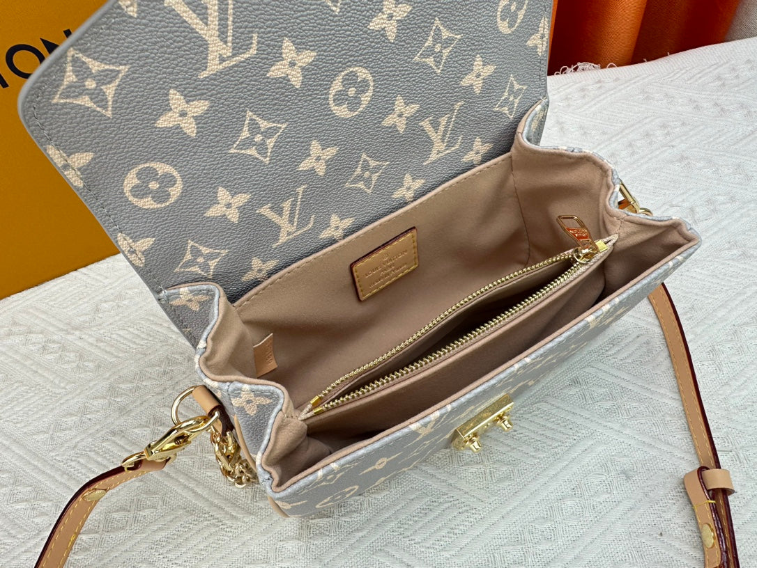 LOUIS VUITTON Pochette Métis East West Monogram