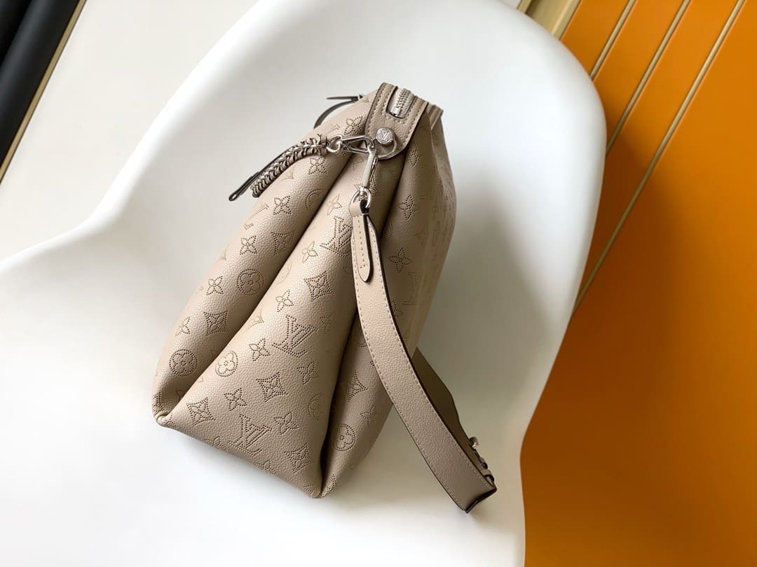 Louis Vuitton M24133 Medium HAND IT ALL