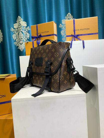 Louis Vuitton M46972 LV Trail Messenger