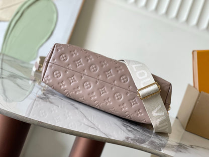 Louis Vuitton M12071 Coussin Hobo MM