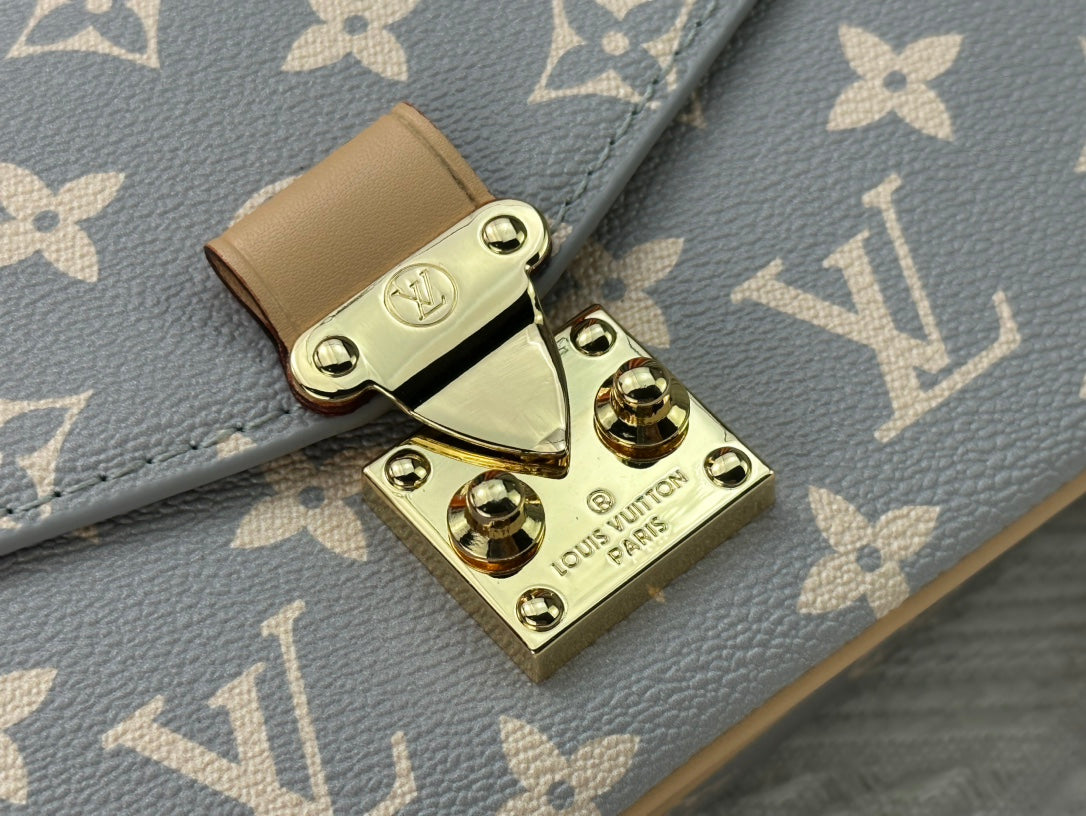 LOUIS VUITTON Pochette Métis East West Monogram