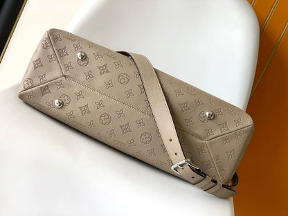 Louis Vuitton M24133 Medium HAND IT ALL