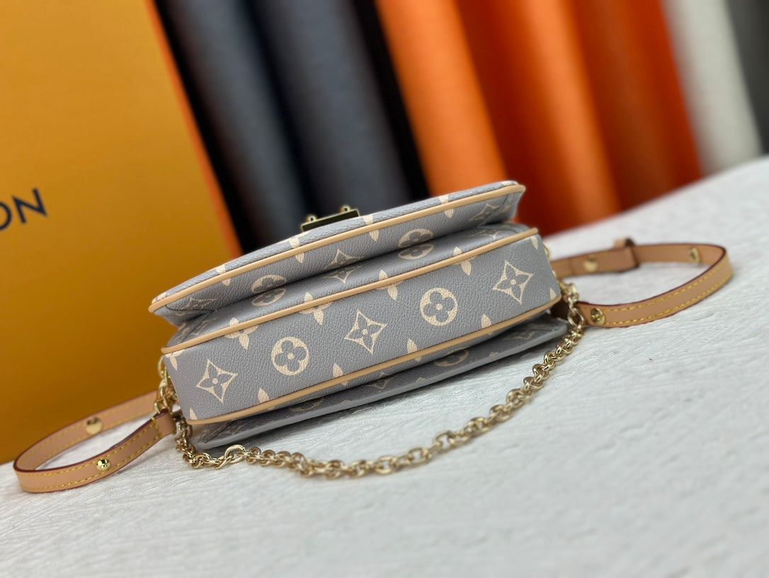 LOUIS VUITTON Pochette Métis East West Monogram
