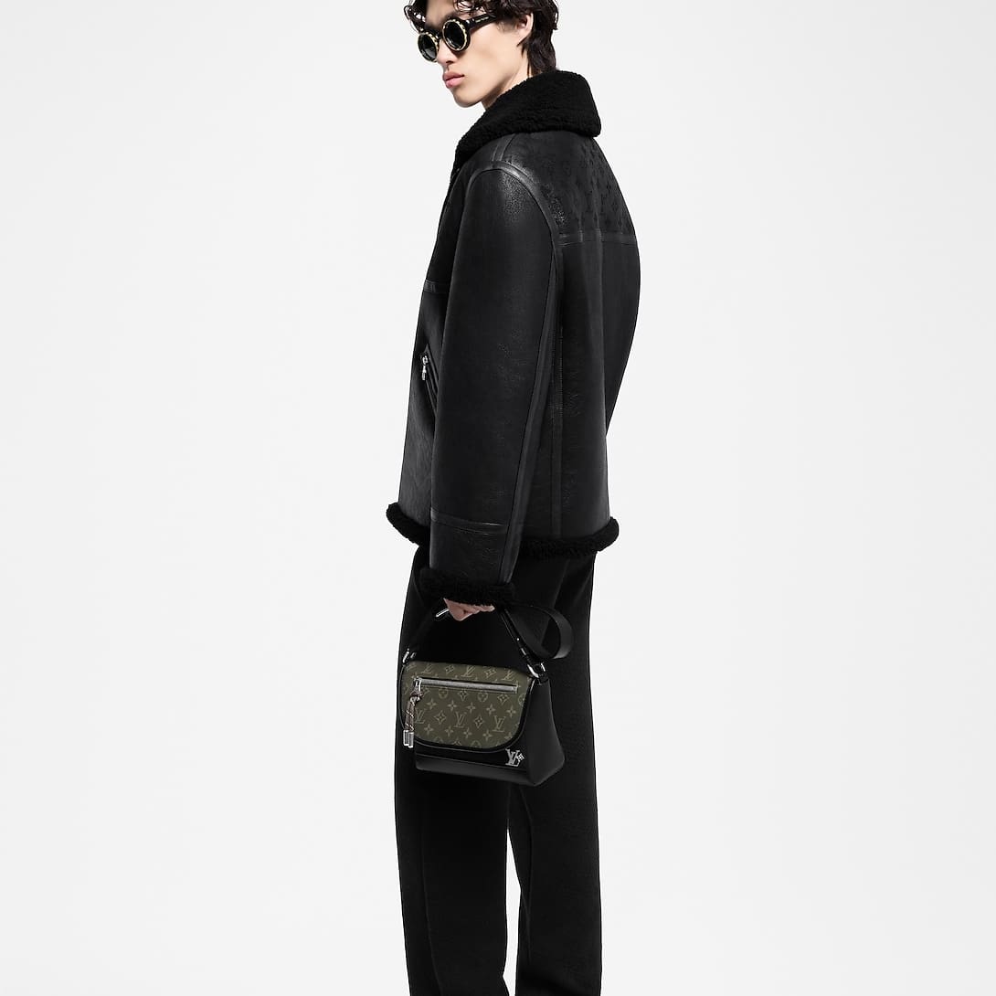 Louis Vuitton M12625 Pulse Messenger